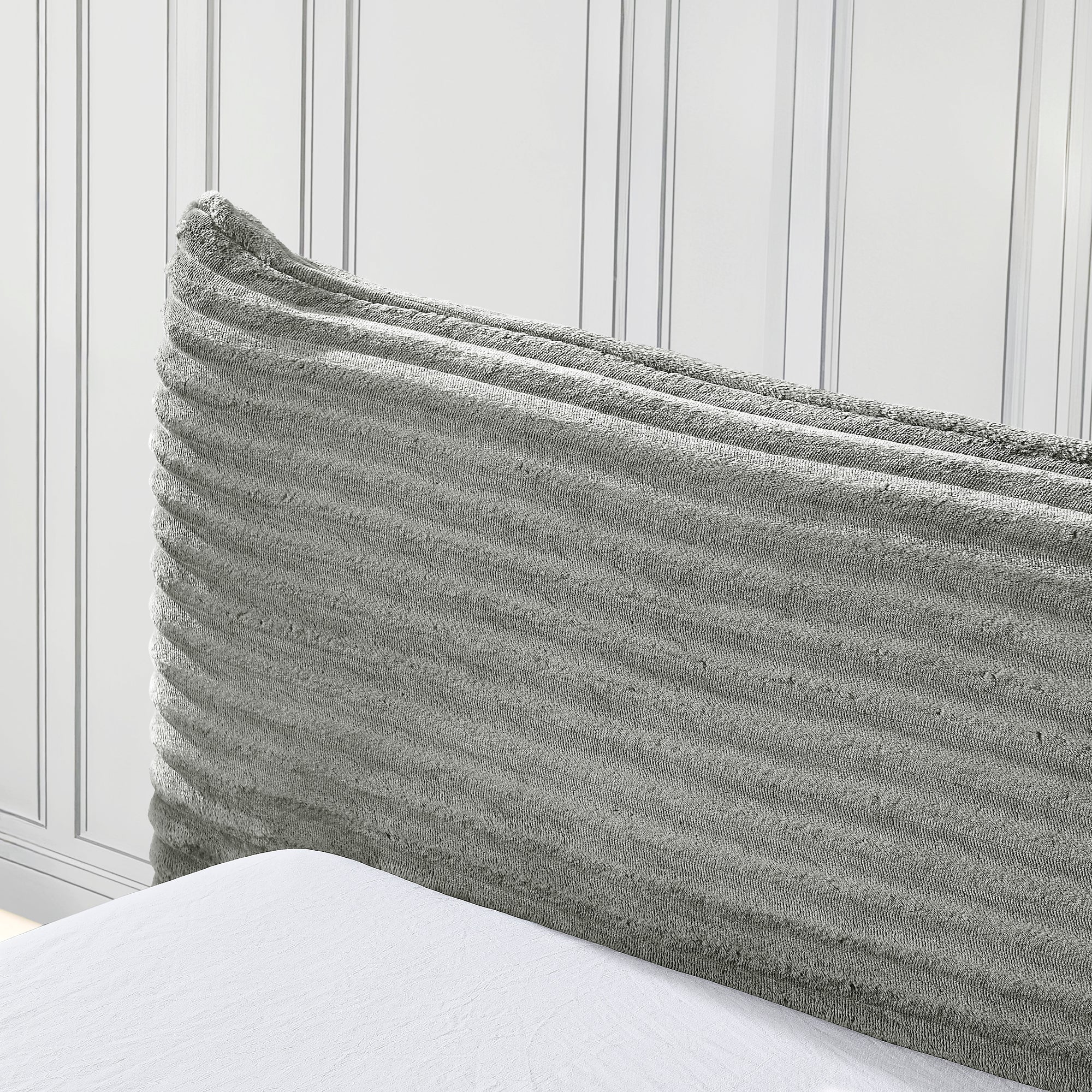 Queen Size Upholstered Bed FrameAnd velvet fabric,Grounded Platform Bed with Decorative Curved Headboard and Solid Wood Frame, No Box Spring Required(68''*87.75''*24.25'')