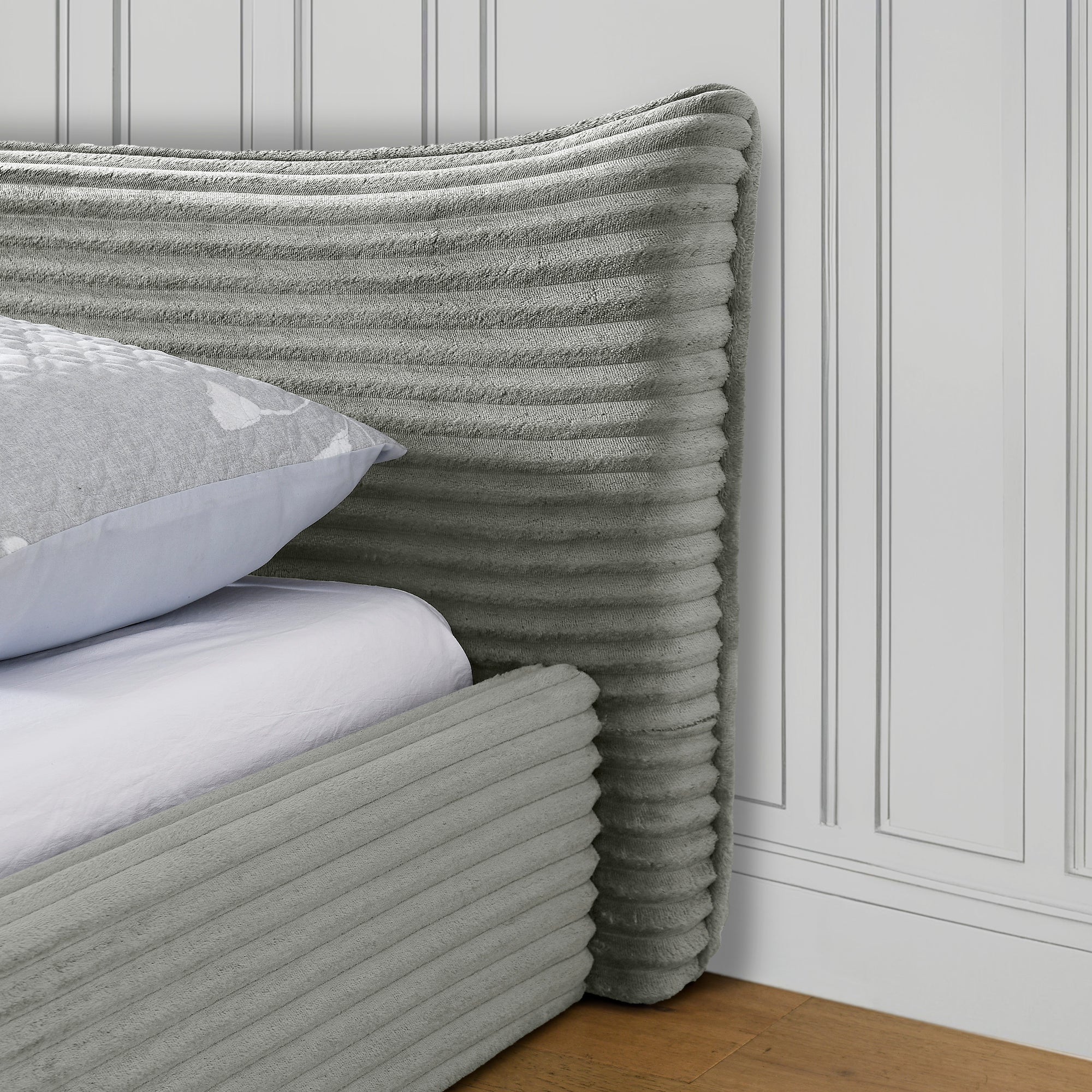 Queen Size Upholstered Bed FrameAnd velvet fabric,Grounded Platform Bed with Decorative Curved Headboard and Solid Wood Frame, No Box Spring Required(68''*87.75''*24.25'')